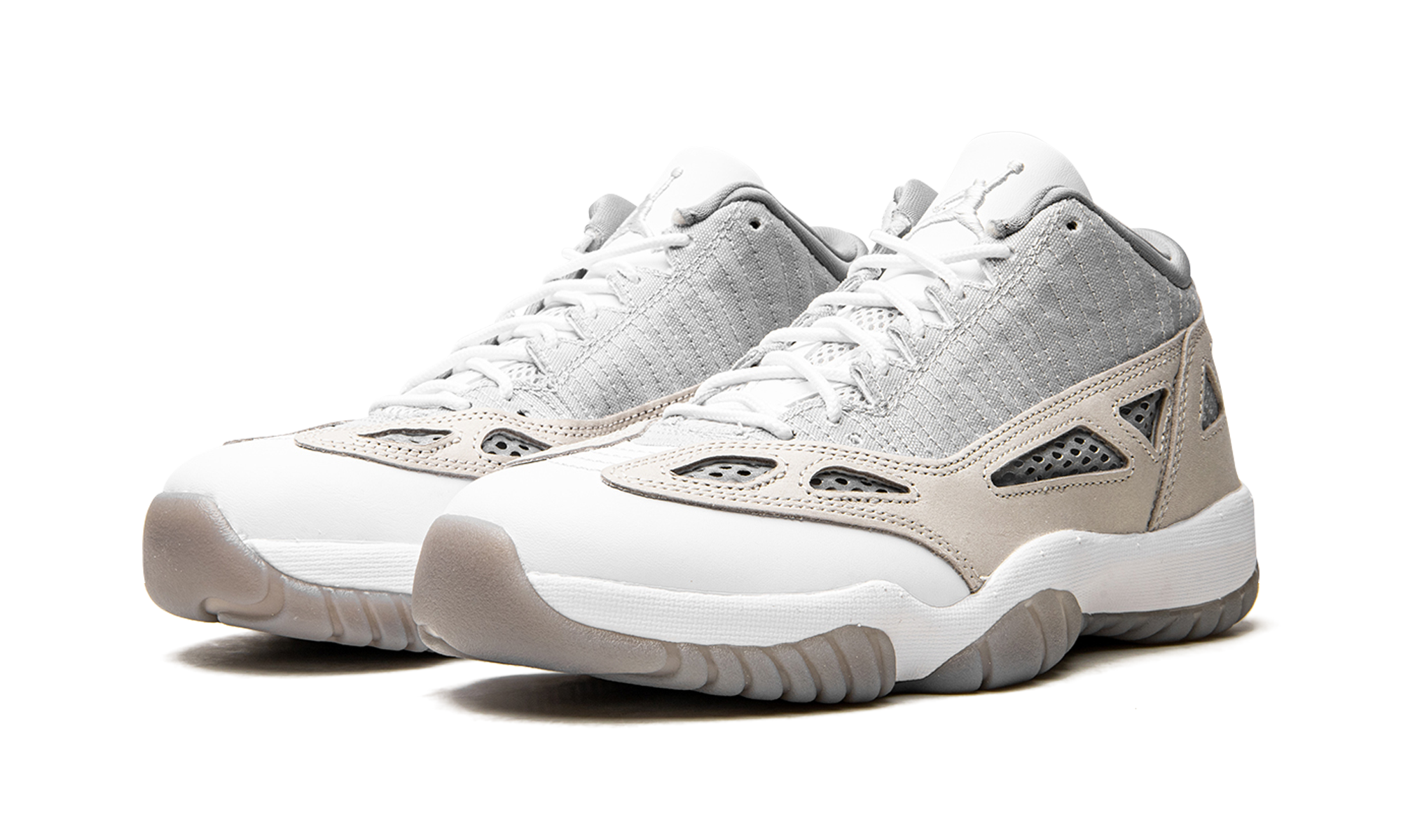 Air Jordan 11 Low Ie Light Orewood Brown 3